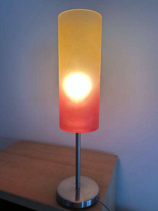 Candeeiro de mesa com abajur de vidro