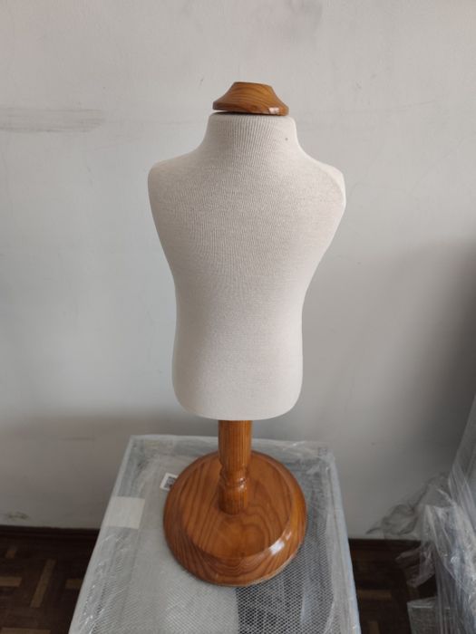 Manequum criança pé em madeira