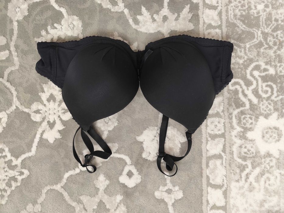 Czarny gładki biustonosz push up 80C