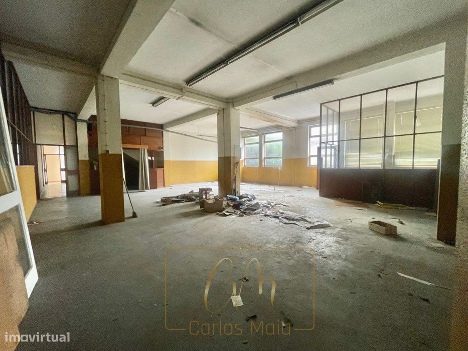 Dois armazéns com cerca de 1300m2 , com logradouro