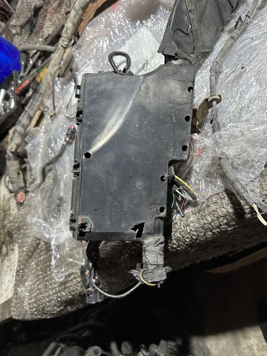 Блок запобіжників предохранителей Mazda 3 1.6d bk 03-09 8688039