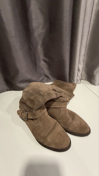 Botas castanhas com fivelas