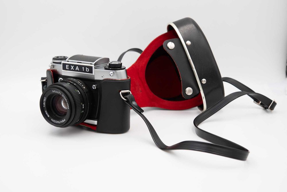 Exa 1B Completa com Caixa, Documentos, 2 Visores e Pentacon 50mm f1.8