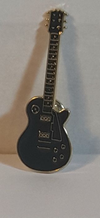 Pin  com design de  guitarra.