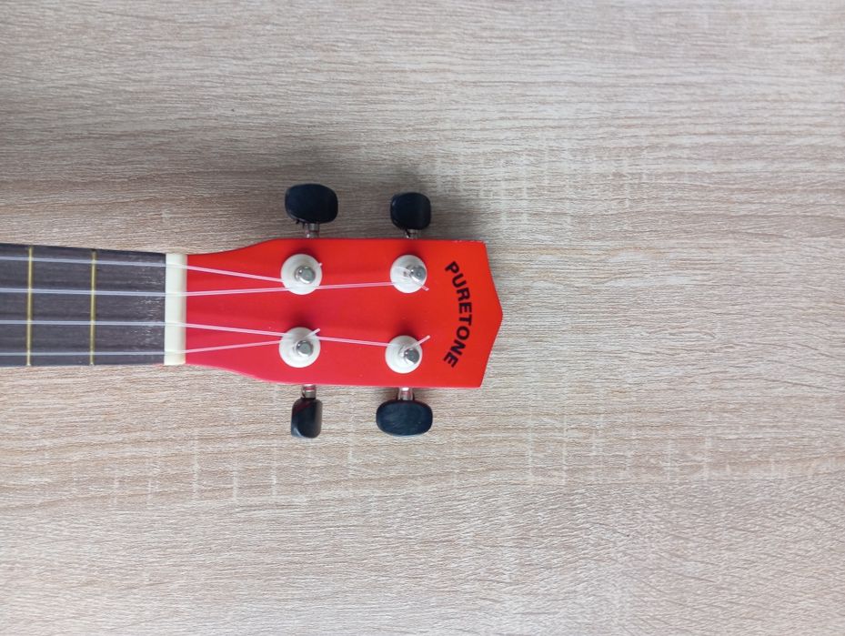 Gitara ukulele czerwona