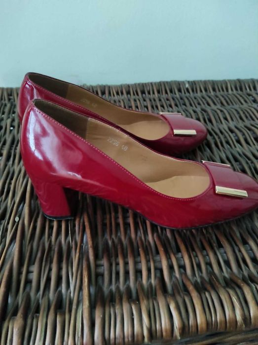 Półbuty eleganckie skóra naturalna lakierki Sagan bordowe ze złotem 40