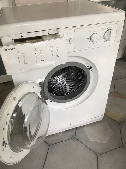 Продам стиральную машинку Indesit