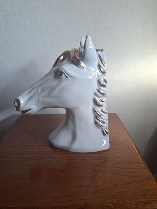 0Vendo escultura em porcelana branca de cavalo