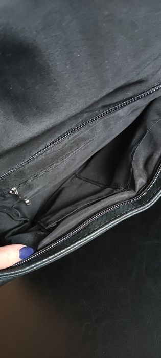 Czarna torebka kopertówka