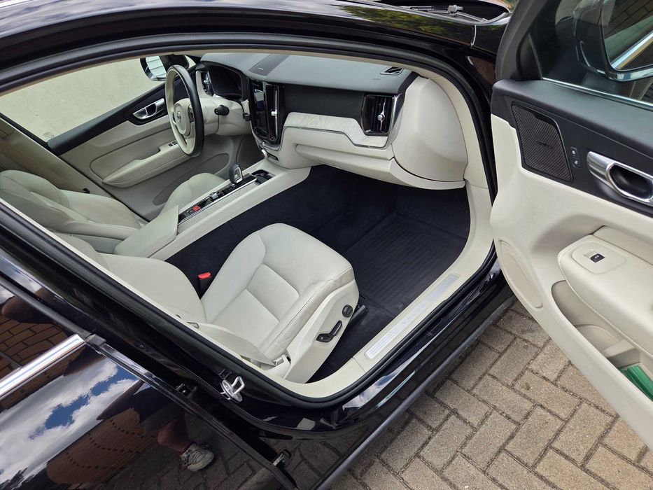 VOLVO XC60 B5 250KM Mild-Hybrid Bright Theme