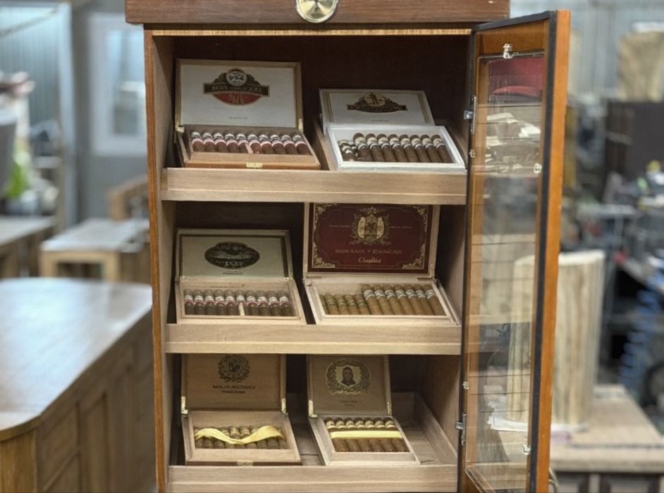 Elegancki humidor/ gablota na cygara z hiszpańskiego cedru.