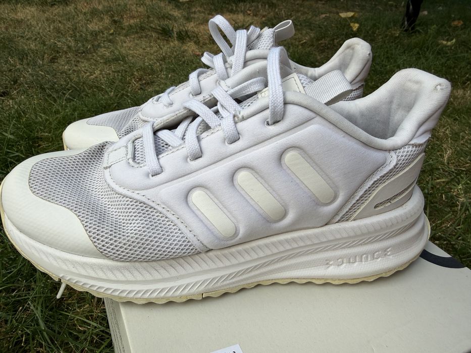 Кросівки фірми adidas для дівчинки