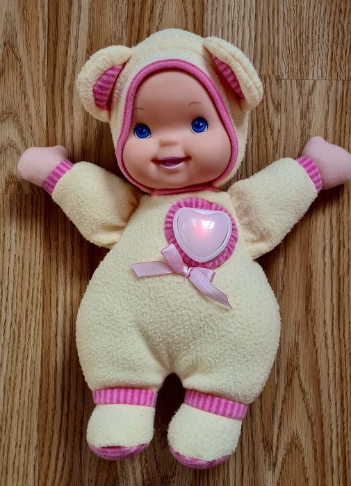 Fisher Price lalka że świecącym sercem serduszkiem.