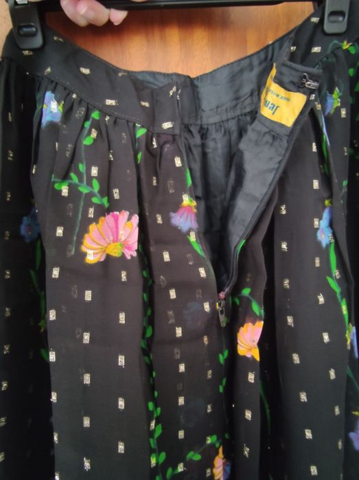 Saia preta às flores comprida