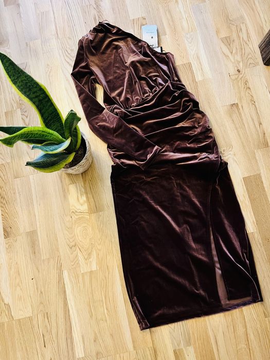 Asymetryczna sukienka midi z aksamitu