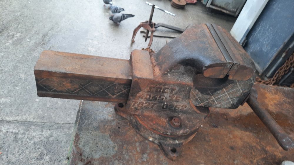Продам тіски слісарні
