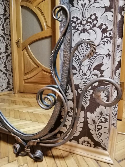 Коване дзеркало