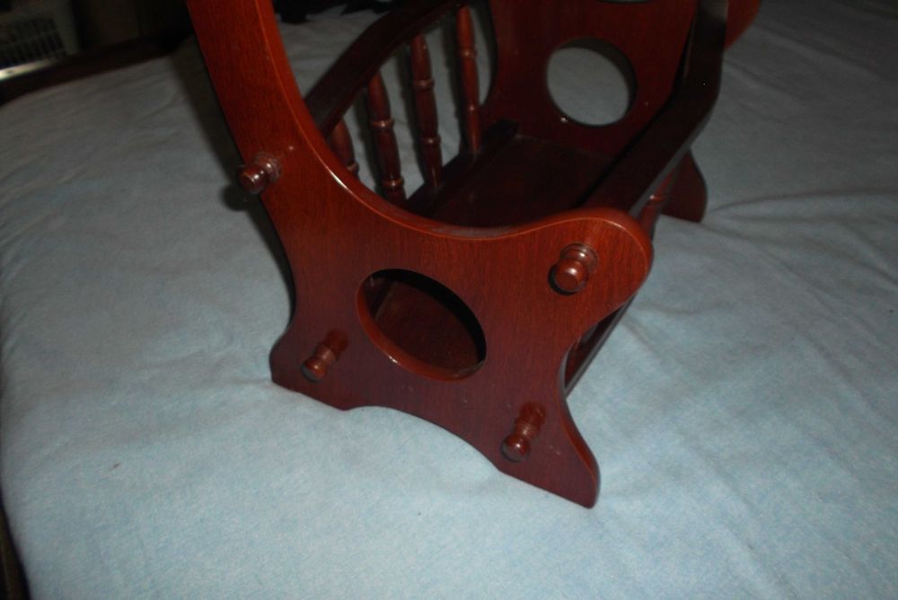 Pequena mesa revisteira-apoio a sofá-muito interessante