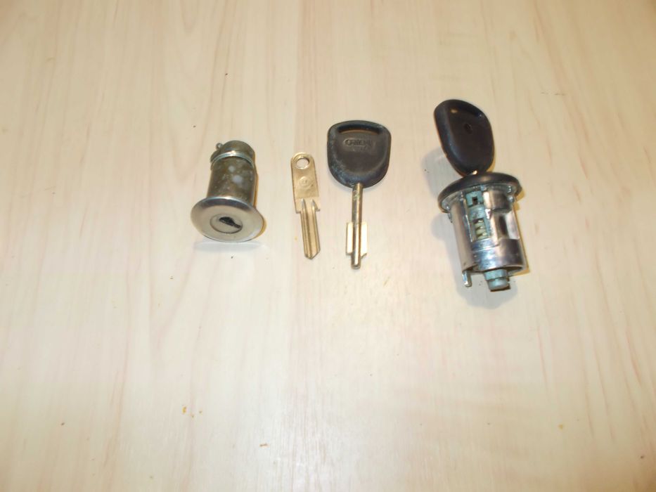 Личины замков руля и дверей с ключами для  иномарки
