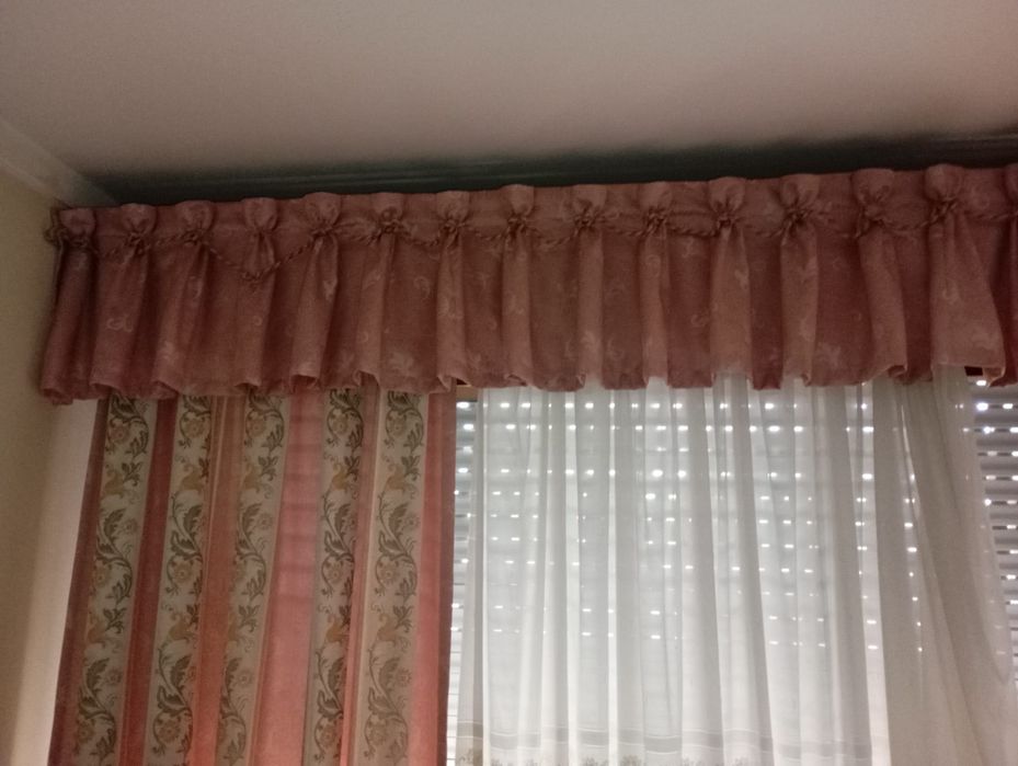 Conjunto de Cortinados Clássicos com Bando (Estilo Sanefa)