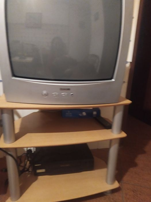 TV com móvel 60 euros   TV só 50 euros.