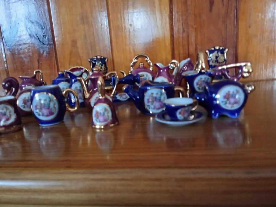 conjunto de limoges em miniatura azuis e vermelhos