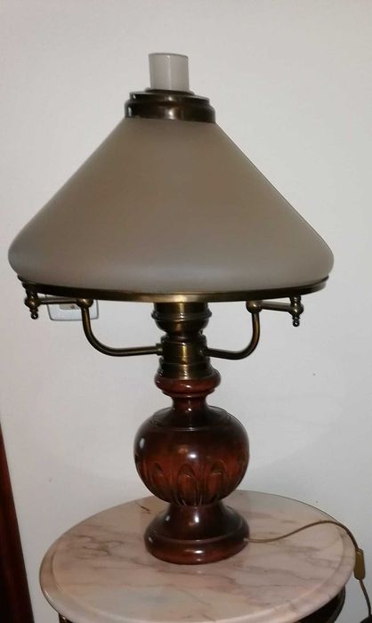 Candeeiro de sala em mogno