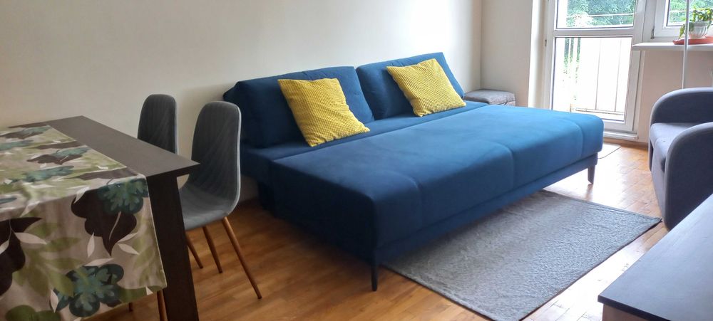 w Sopocie blisko SKM z dwoma niezależnymi pokojami i jasną kuchnią, w bloku, winda, balkon i piwnica, idealne dla pary, spokojna okolica, blisko morze