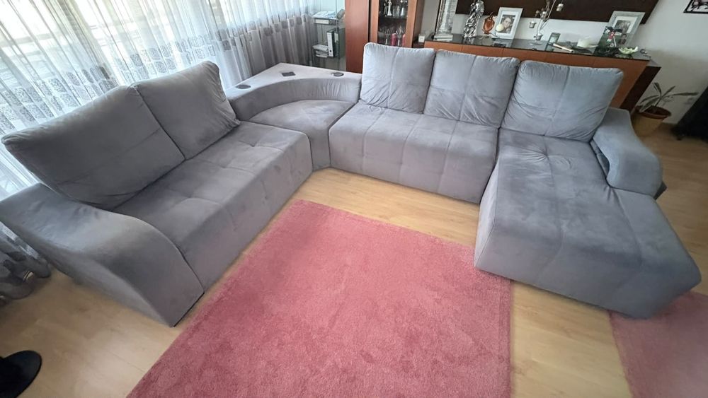 Sofá de de canto, 4 lugares e chaise-long. Com sistema de som, associado a pen ou smartphone
