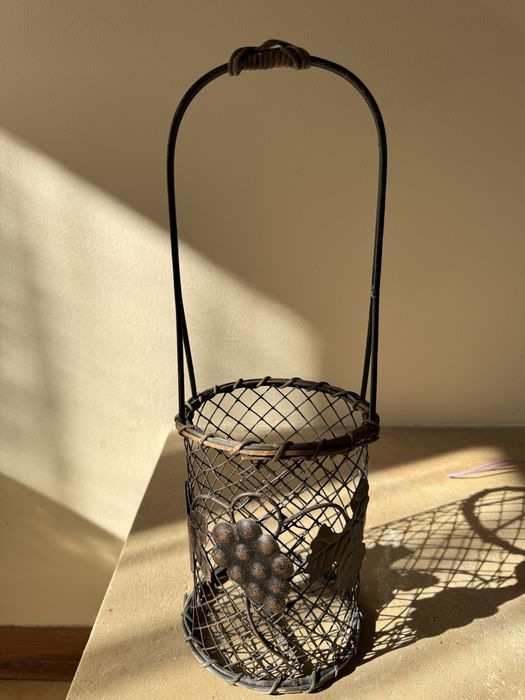 Metalowy koszyk, ozdobny np na wino