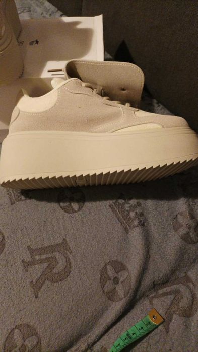 Sneakersy damskie kremowe na platformie.