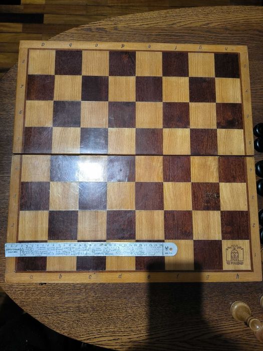 Шахматы- грасмейстерскии с утежилителем ,деревянные большие.