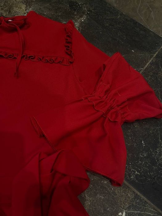 Червона сукня з рюшами