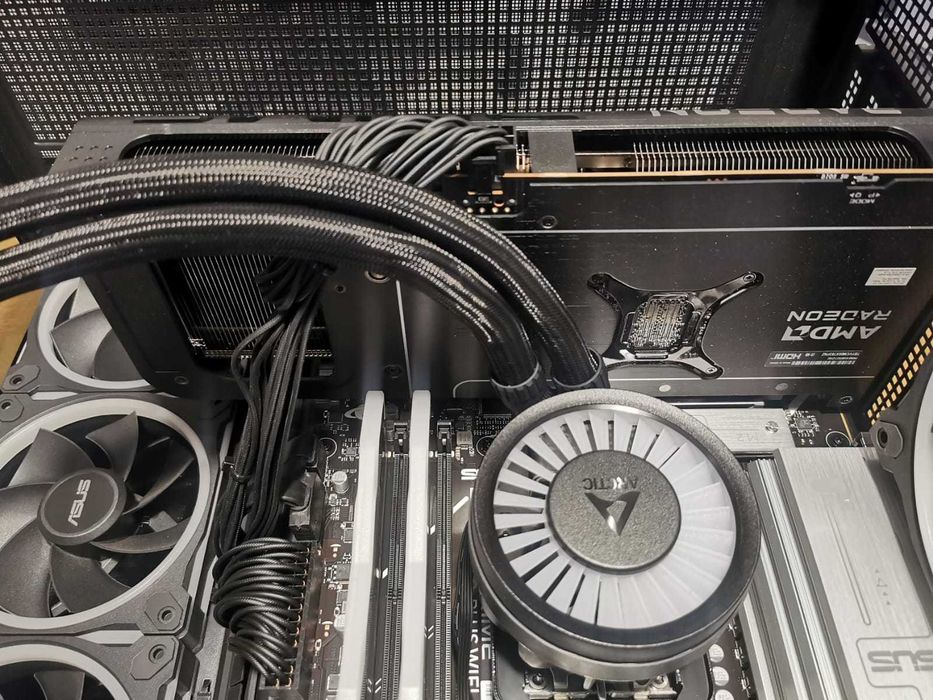 Placa gráfica AMD Radeon RX 9070 XT c/1 mês de uso