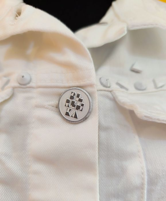 Piękna biała jeansowa kamizelka bezrękawnik nity Bershka