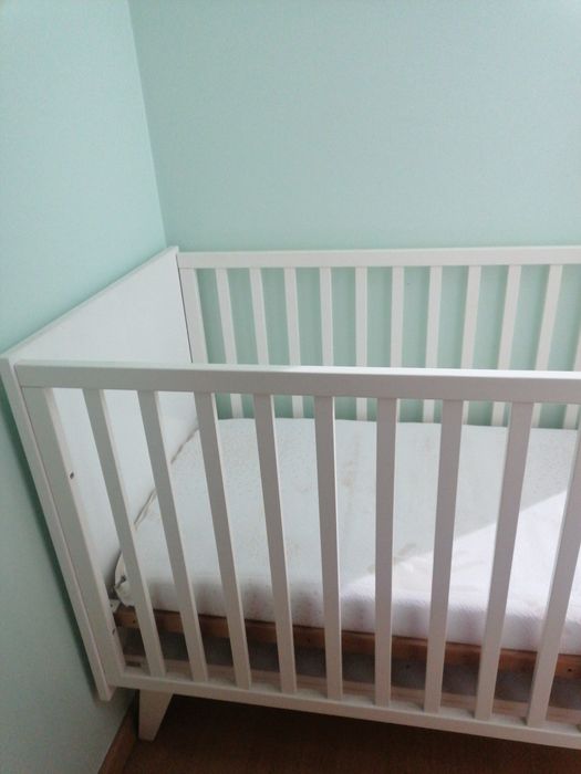 Conjunto de Cama bebé e móvel quatro gavetas da Trama modelo Nuova