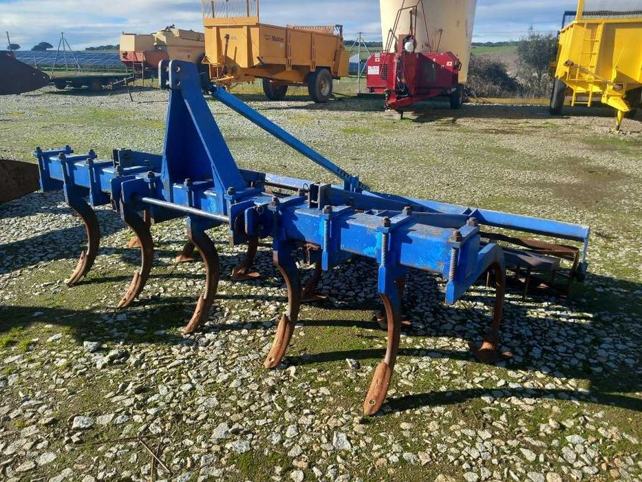 Cultivador de 11 dentes com grade e rol