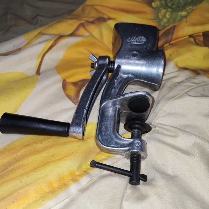 Кофемолка и кофеварка.