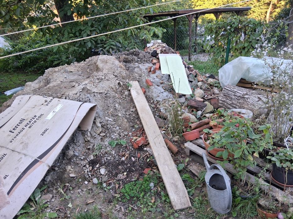 Oddam Ziemie i gruz wykopanie z piwnicy