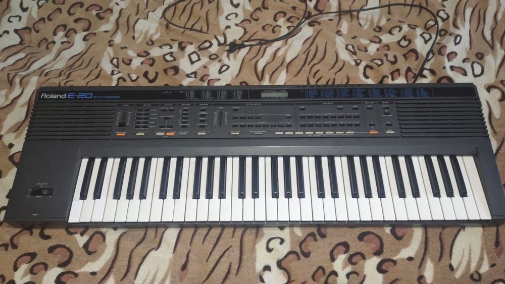 Синтезатор Роланд Е-20
