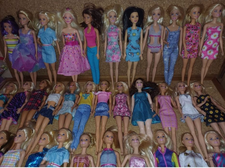 Barbie com roupa. 
Mattel. 
Cada boneca = 8€