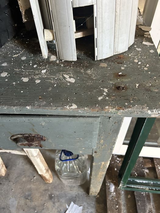 Mesa com gavetas antiga