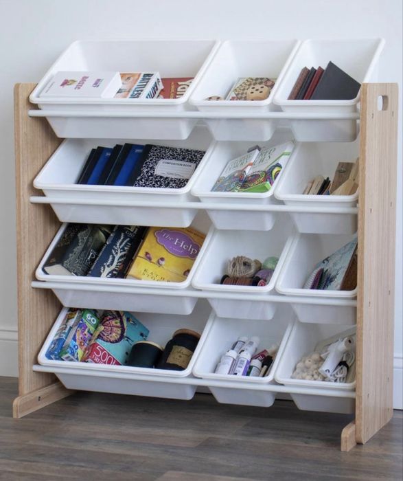 Regał z pojemnikami na zabawki