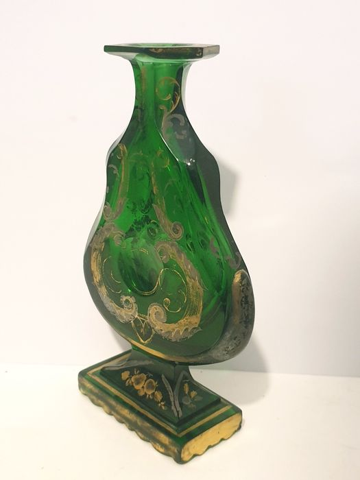 Fantástico frasco de perfume antigo em vidro esmerald Moser Bohemia?