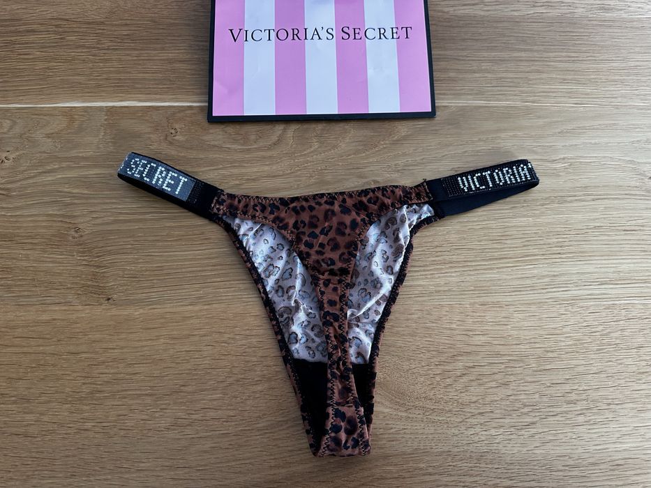 4 x stringi gladkie Victoria’s Secret rozmiar L cyrknie