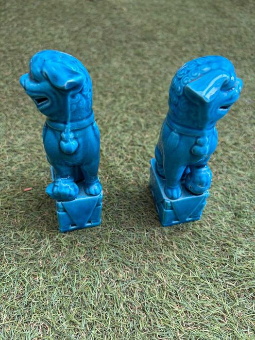 Cães de Fó (também conhecidos como Leões Guardiões Chineses) em porcelana azul