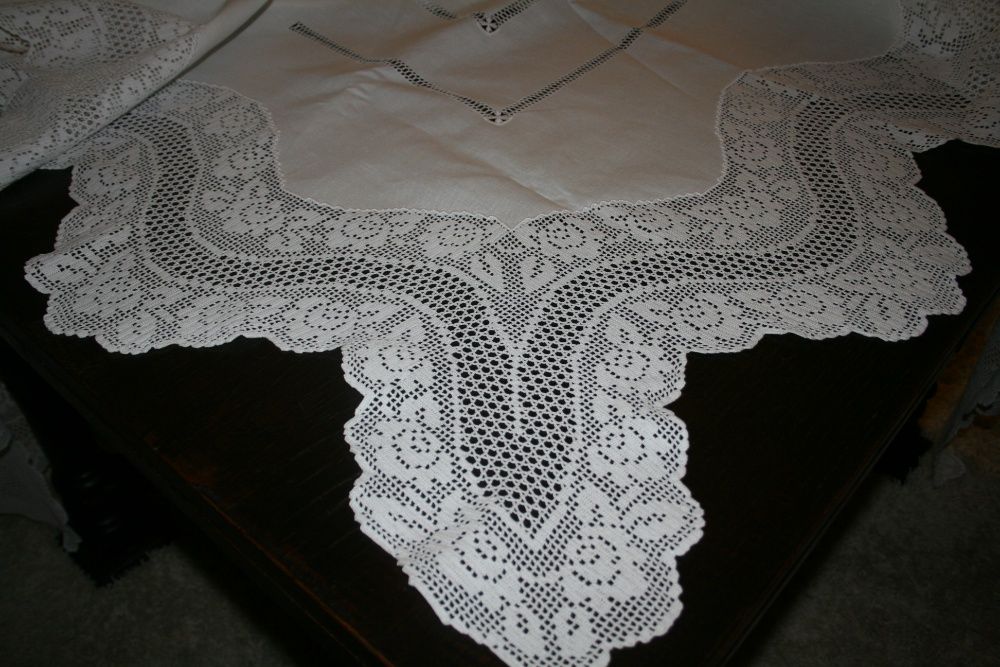 Toalha de linho e renda, quadrada