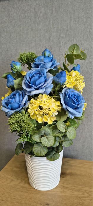 Композиція із штучних квітів