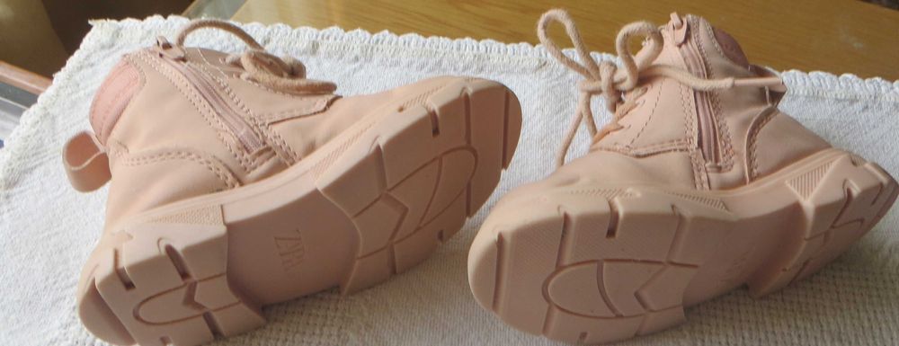 Botas criança, Sola antiderrapante Nº 21 Apertam lado com fecho - Zara