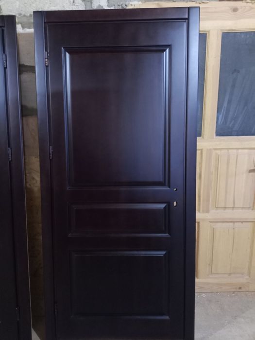 Дерев'яні класичні двері кольору венге